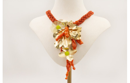 Collar cordón color oxido trenzado con flores dora