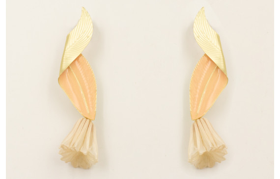 Pendientes hoja doblada esmalte rosa con campanill