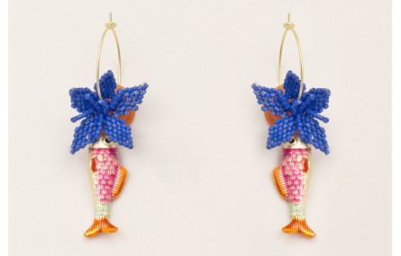 Pendiente aro mediano con pez esmaltado rosa, nara