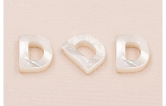 Letra Nacar D 10mm agujero horizontal superior