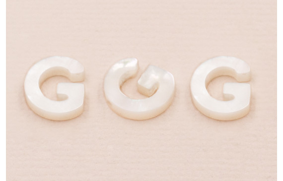 Letra Nacar G  10mm agujero horizontal superior