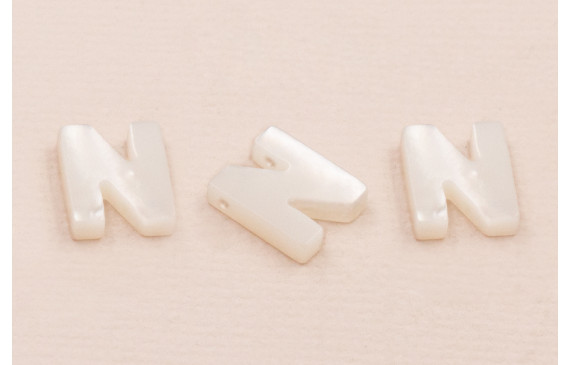 Letra Nacar N 10mm agujero horizontal superior