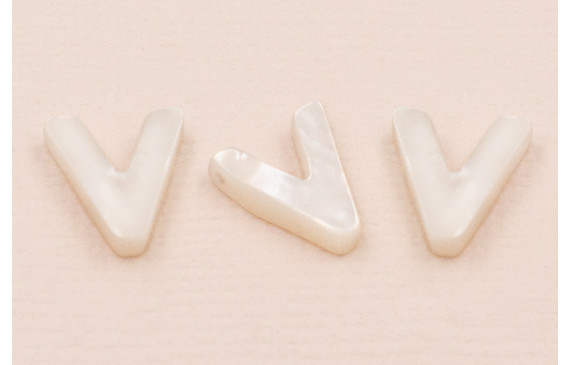 Letra Nacar V 10mm agujero horizontal superior