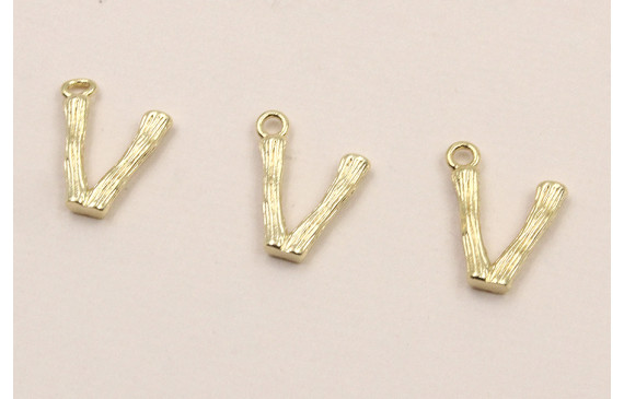 Colgante Letra V latón Dorado 15*10mm