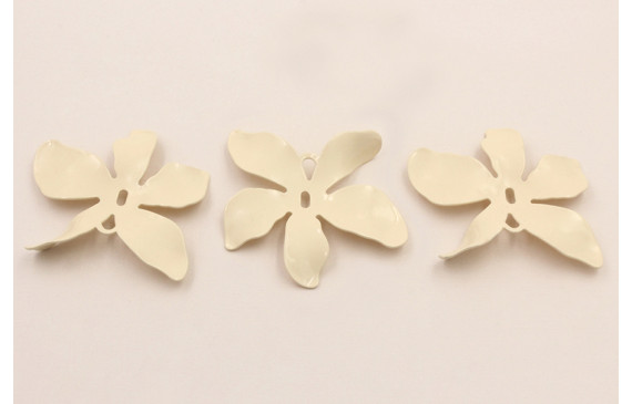 Cuenta Flor 5 petalos 55mm diam. Esmaltada Beige
