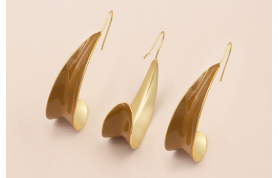Pendiente pétalo curvado 50*25mm Oro Mate y Marrón