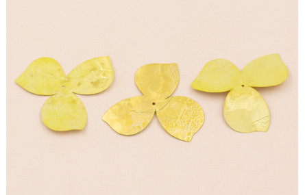 Flor 3 pétalos 35mm diametro Amarillo y Metal