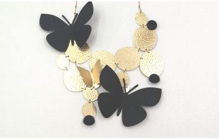 Collar chapas oro mate y mariposas negras