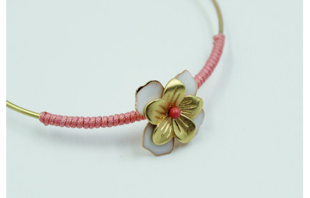 Pulsera rigida flor esmaltada blanca y alfiler bol