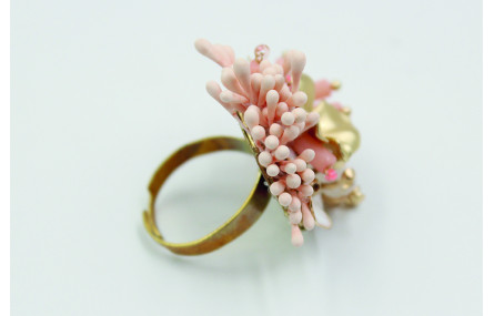 Anillo varias flores esmaltada blanca, oro mate, e