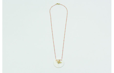 Solitario con cadena dorada y bola esmaltada rosa.