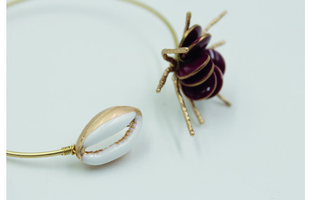 Pulsera rigida fina con esmaltes granates y concha