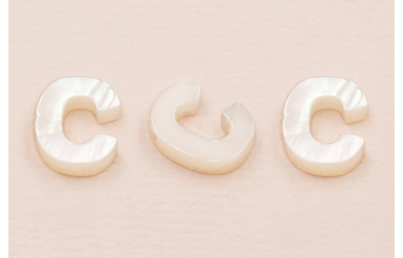 Letra Nacar C  10mm agujero horizontal superior