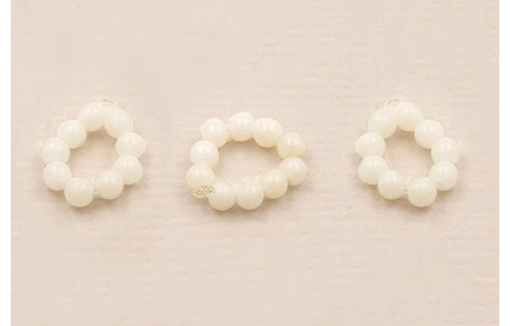 aro de 9 Bolas de Coral Blanco de 2mm
