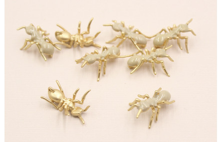 Cuenta Hormiga 17*10mm Esmalte Beide patas Doradas