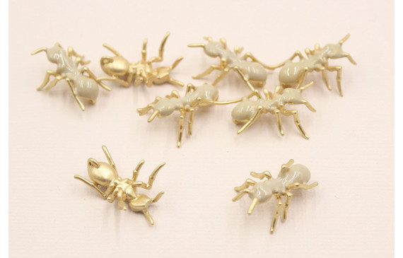Cuenta Hormiga 17*10mm Esmalte Beide patas Doradas