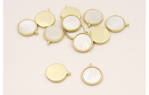 Disco Dorado Mate engarzado con Nacar 14mm