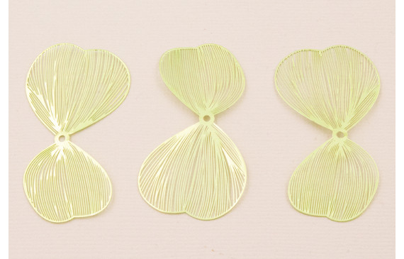 Cuenta Pareja de Pétalos 50*27mm verde Meálico