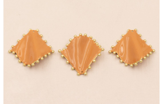 Colgante Rombo eslamtado con ribetes 26*26mm Ocre