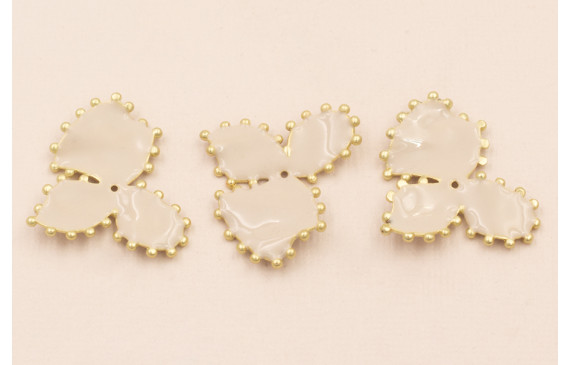 Trebol esmaltado ribetes dorados 20*25mm Beige