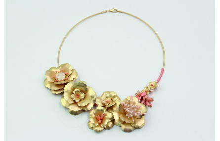 Collar rigido con flores de 3 capas en oro mate co