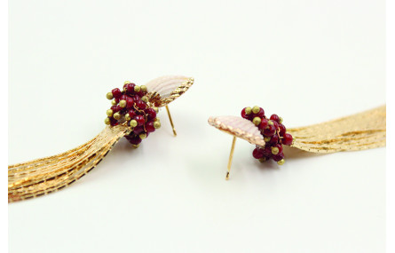 Pendientes pernos concha borde dorado y fleco oro