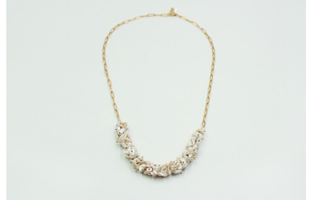 Collar delantera con perlas amorfas y cadenas de e