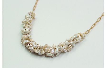 Collar delantera con perlas amorfas y cadenas de e