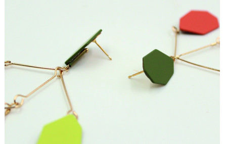 Pendientes en forma de arbol con esmaltes mates en