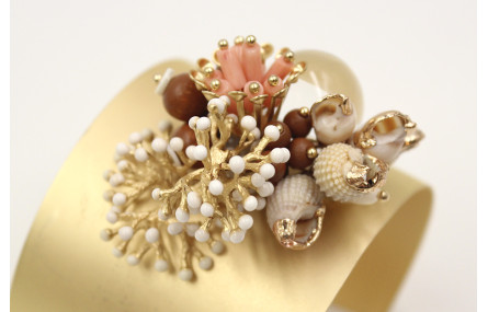 Pulsera rigida ancha con conchas y maderas, corale