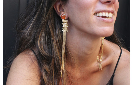 Pendientes largos con brillo naranja y listones en