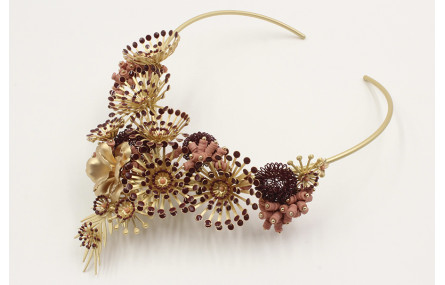 Collar en forma de V con casquillas esmaltadas en 