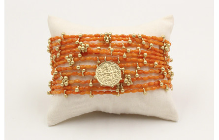Pulsera de 11 vueltas de coralitos y chapa en oro 