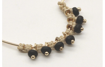 Pendientes corazón con abalorio negro cosido con m