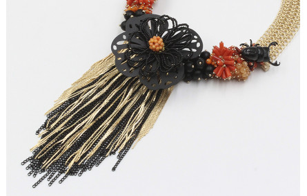 Collar flores negras,burruños de corales y flecos 