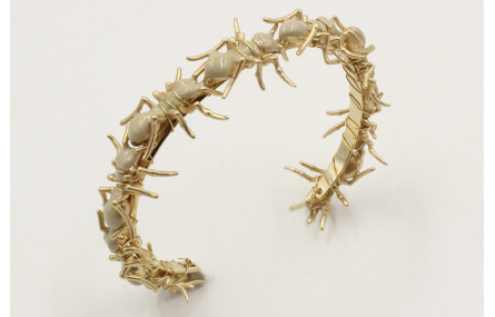Pulsera rigida con hormigas esmaltadas grises.