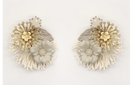 Pendientes con estambres blancos, casquillas y flo