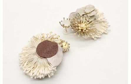 Pendientes con estambres blancos, casquillas y flo