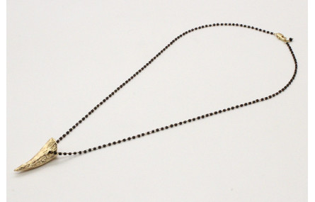 Solitario cadena miyuki negro con colgante cuerno 