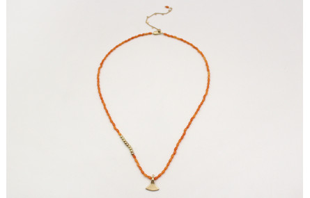 Collar coralitos naranjas, bolas oro mate y colgan