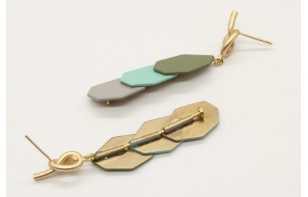 Pendientes perno nudo oro mate con piezas esmaltad