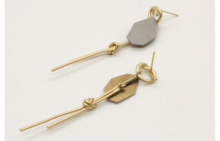 Pendientes asimetricos con piezas esmaltadas grise