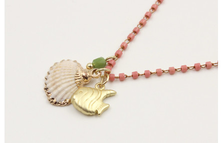 Collar cadena miyuki rosa con colgantes pez oro m