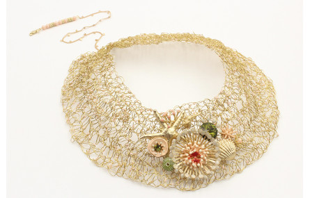 Collar de ganchillo con casquillas beige con pieza