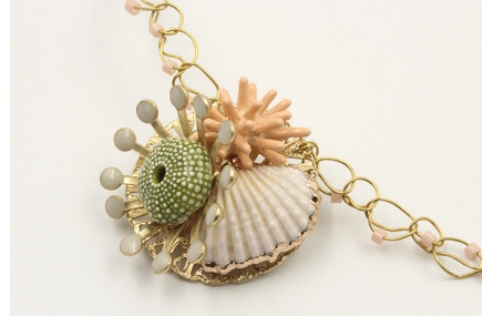 Collar fino de ganchillo con estrella coral esmalt