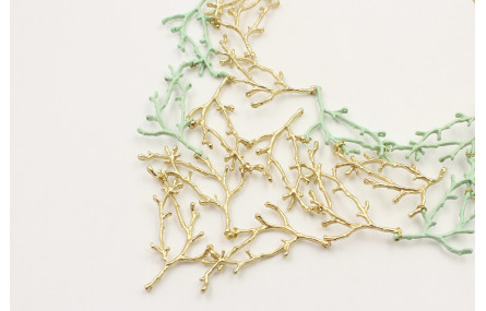Collar ramas de coral en color turquesa y oro mate