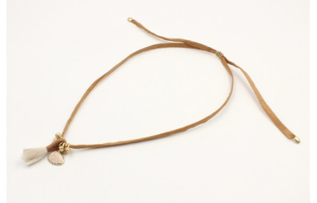 Collar seda color mostaza con colgante concha bord