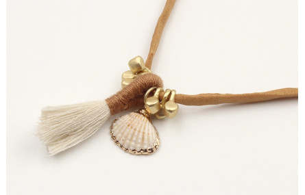 Collar seda color mostaza con colgante concha bord