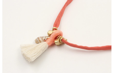 Collar seda color salmón con colgante caracola bor