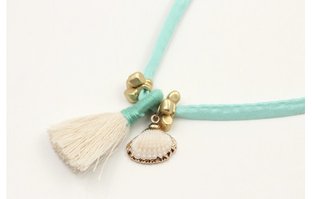 Collar seda color menta con colgante concha borde